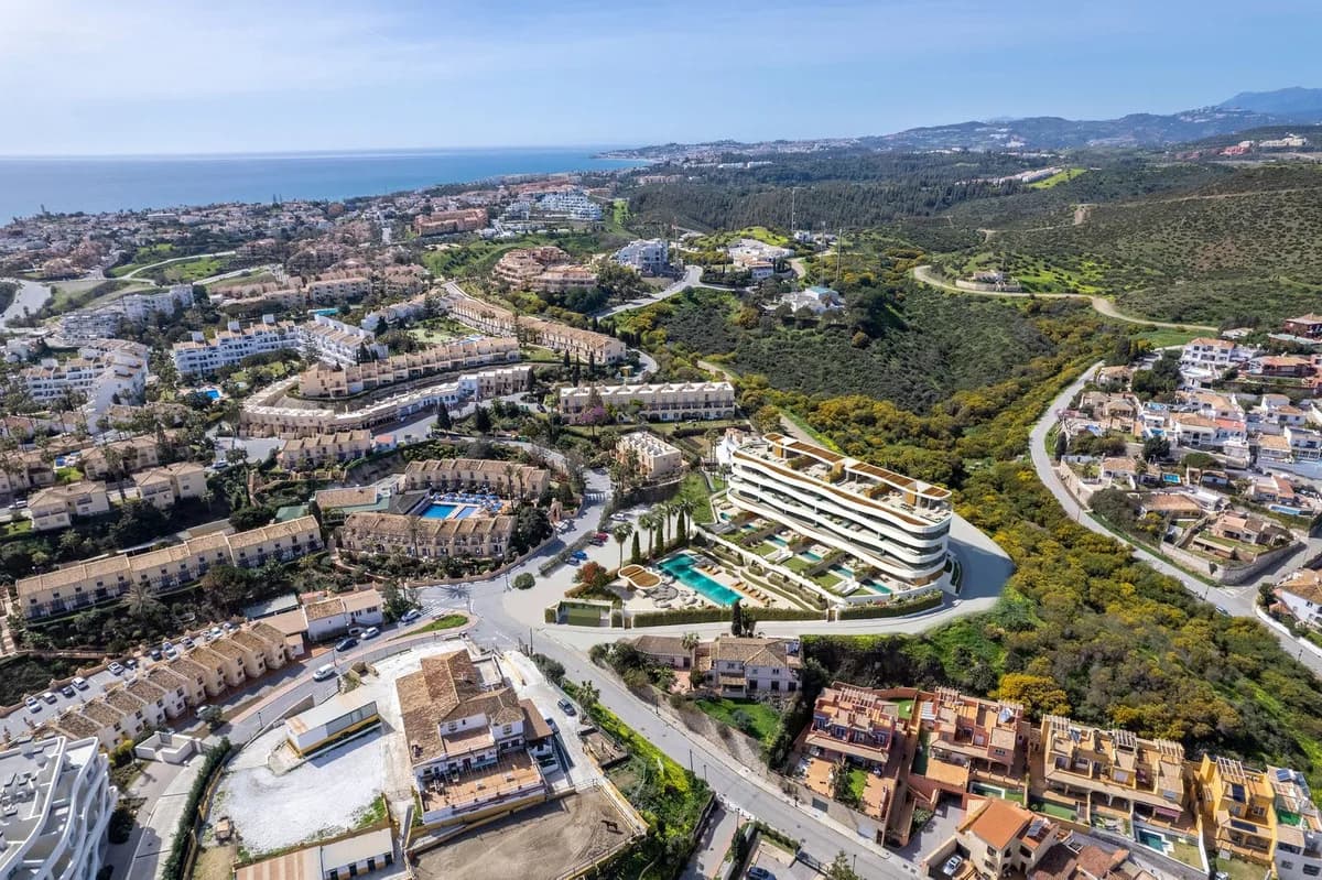2 Bedroom Middle Floor Apartment for Sale in Mijas Costa, Málaga - Image 2