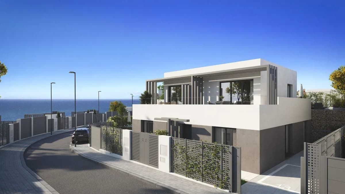 3 Bedroom Semi-Detached House for Sale in Malagueta, Málaga - Image 2