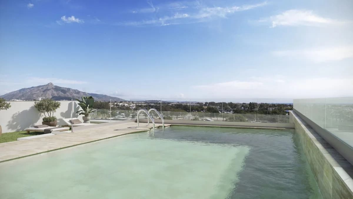 2 Bedroom Middle Floor Apartment for Sale in San Pedro de Alcántara, Málaga - Image 3