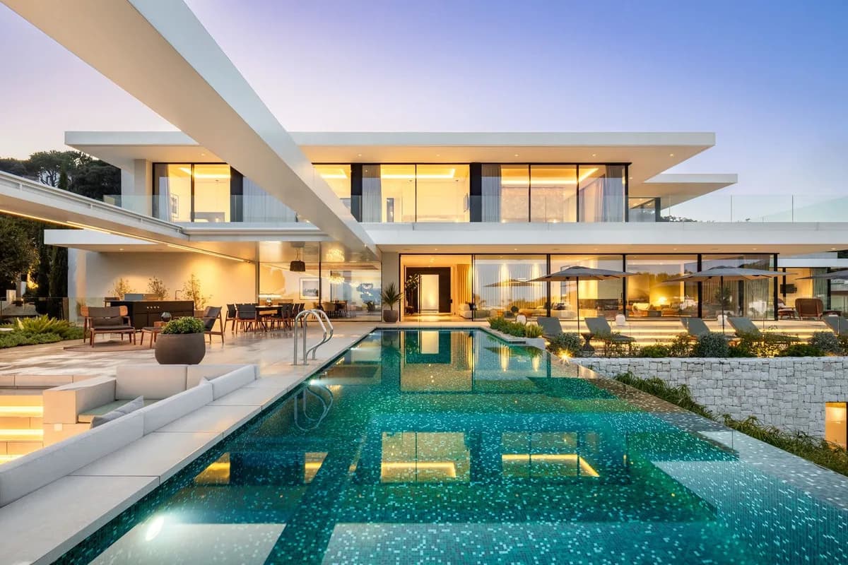 8 Bedroom Detached Villa for Sale in El Madroñal, Málaga - Image 2
