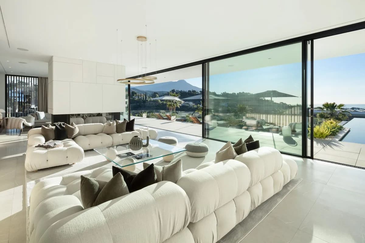 8 Bedroom Detached Villa for Sale in El Madroñal, Málaga - Image 7