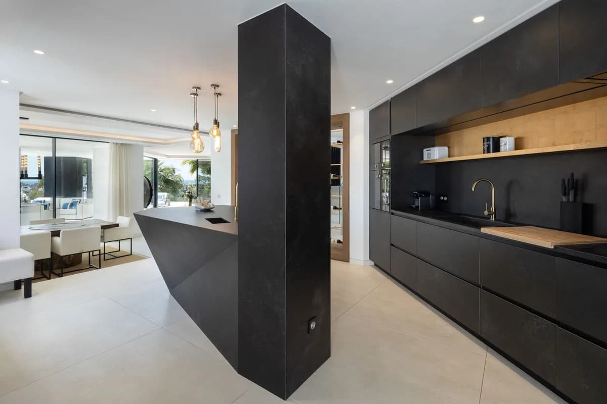5 Bedroom Detached Villa for Sale in La Quinta, Málaga - Image 7