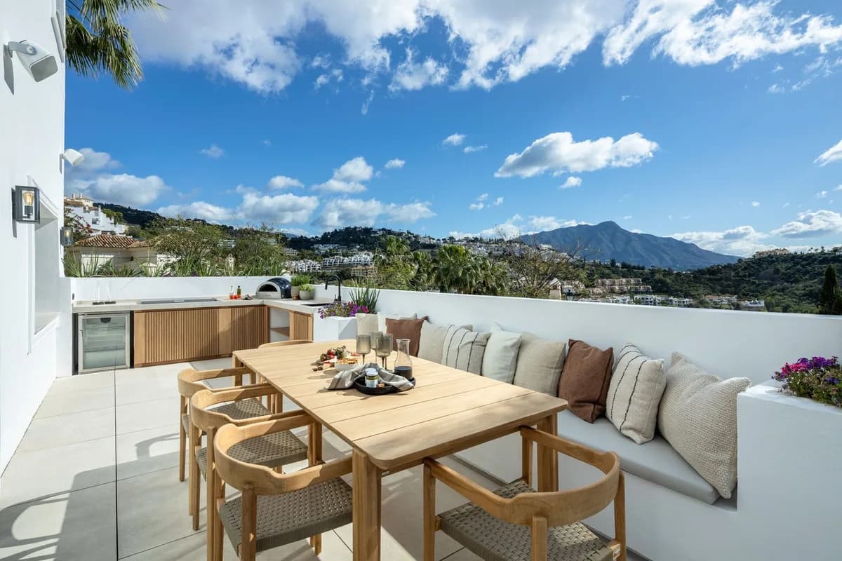 5 Bedroom Detached Villa for Sale in Los Arqueros, Málaga - Image 4
