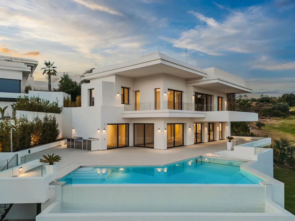 4 Bedroom Detached Villa for Sale in Estepona, Málaga