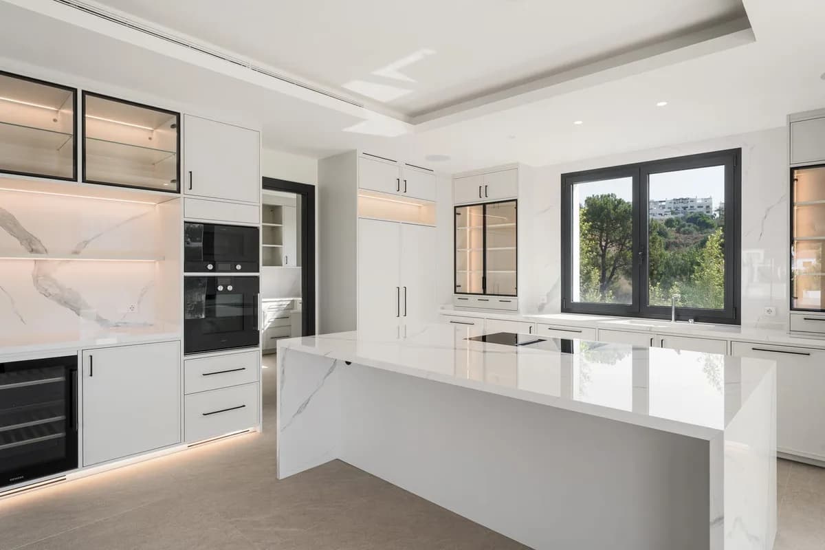 4 Bedroom Detached Villa for Sale in Estepona, Málaga - Image 2