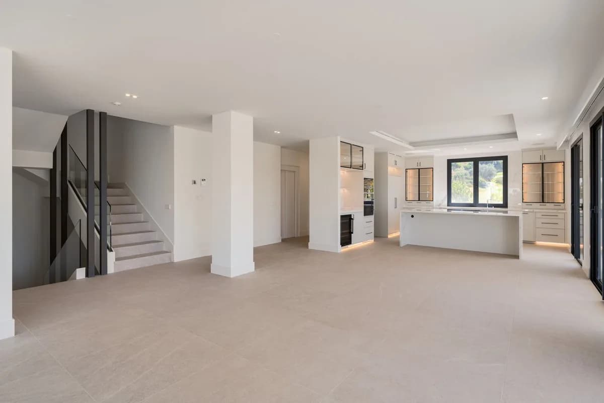 4 Bedroom Detached Villa for Sale in Estepona, Málaga - Image 3