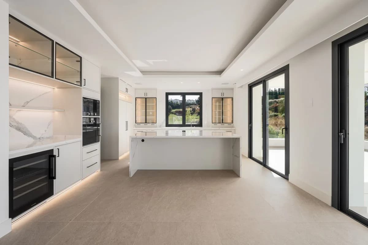 4 Bedroom Detached Villa for Sale in Estepona, Málaga - Image 5