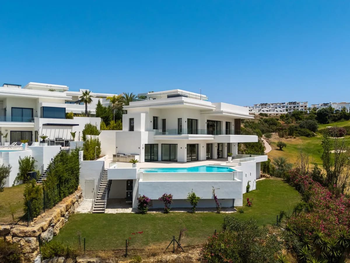 4 Bedroom Detached Villa for Sale in Estepona, Málaga - Image 7