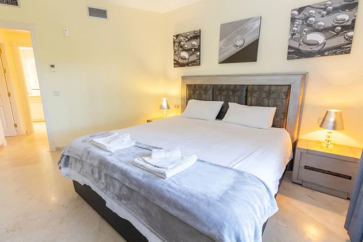 3 Bedroom Ground Floor Apartment for Sale in Elviria, Málaga - Image 4