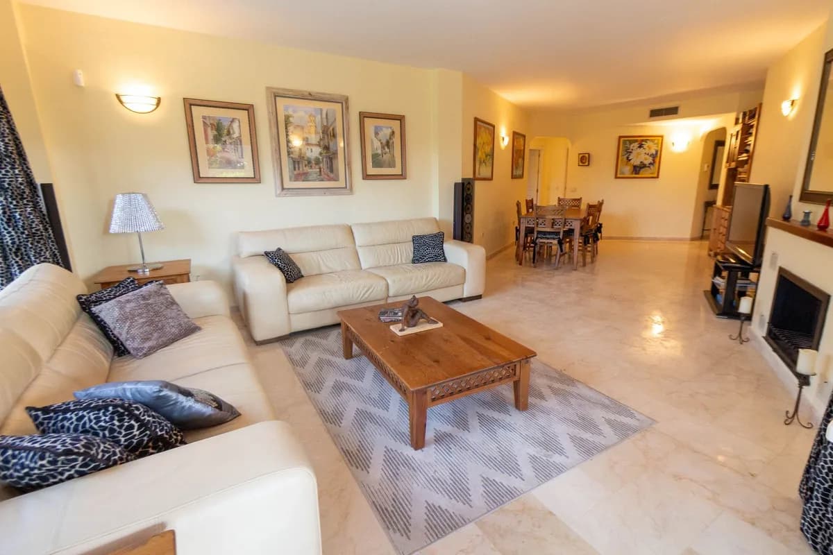 3 Bedroom Ground Floor Apartment for Sale in Elviria, Málaga - Image 9