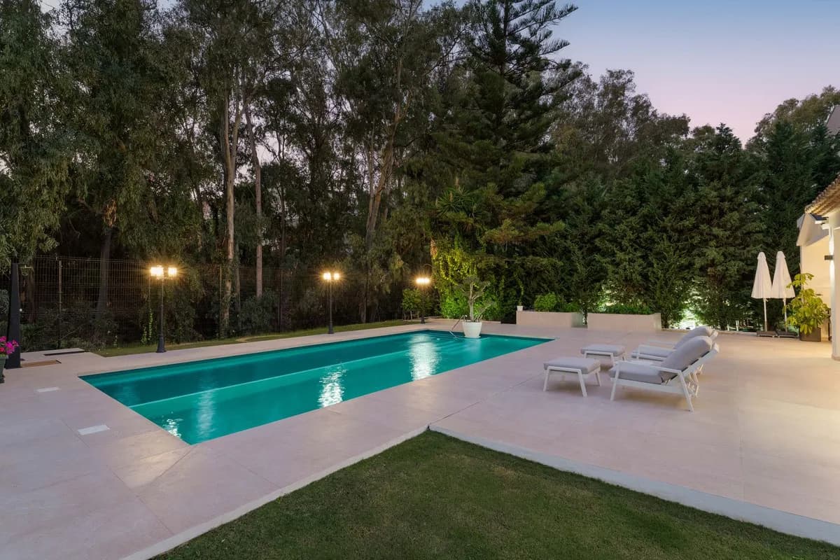 5 Bedroom Detached Villa for Sale in Nueva Andalucía, Málaga - Image 2