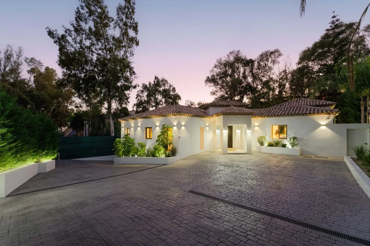 5 Bedroom Detached Villa for Sale in Nueva Andalucía, Málaga - Image 3
