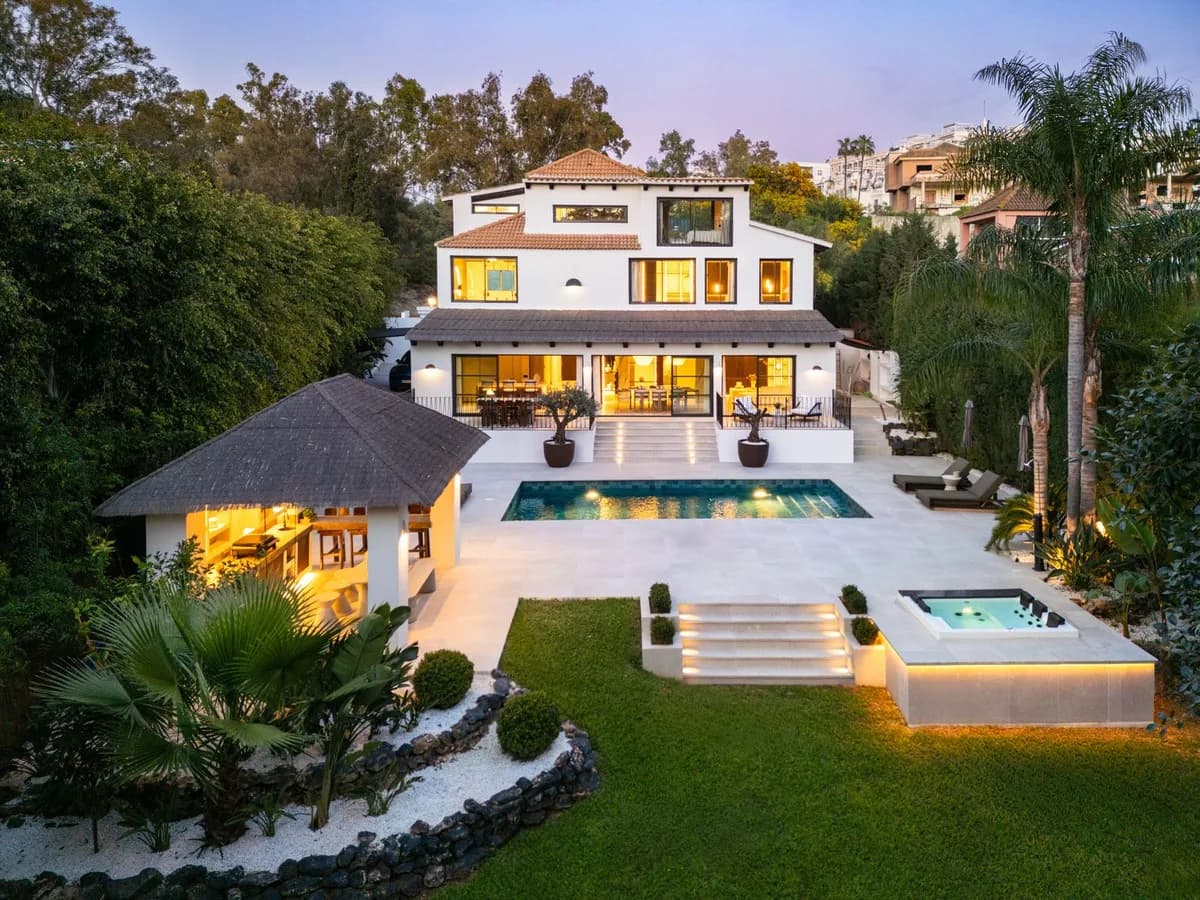 5 Bedroom Detached Villa for Sale in Nueva Andalucía, Málaga
