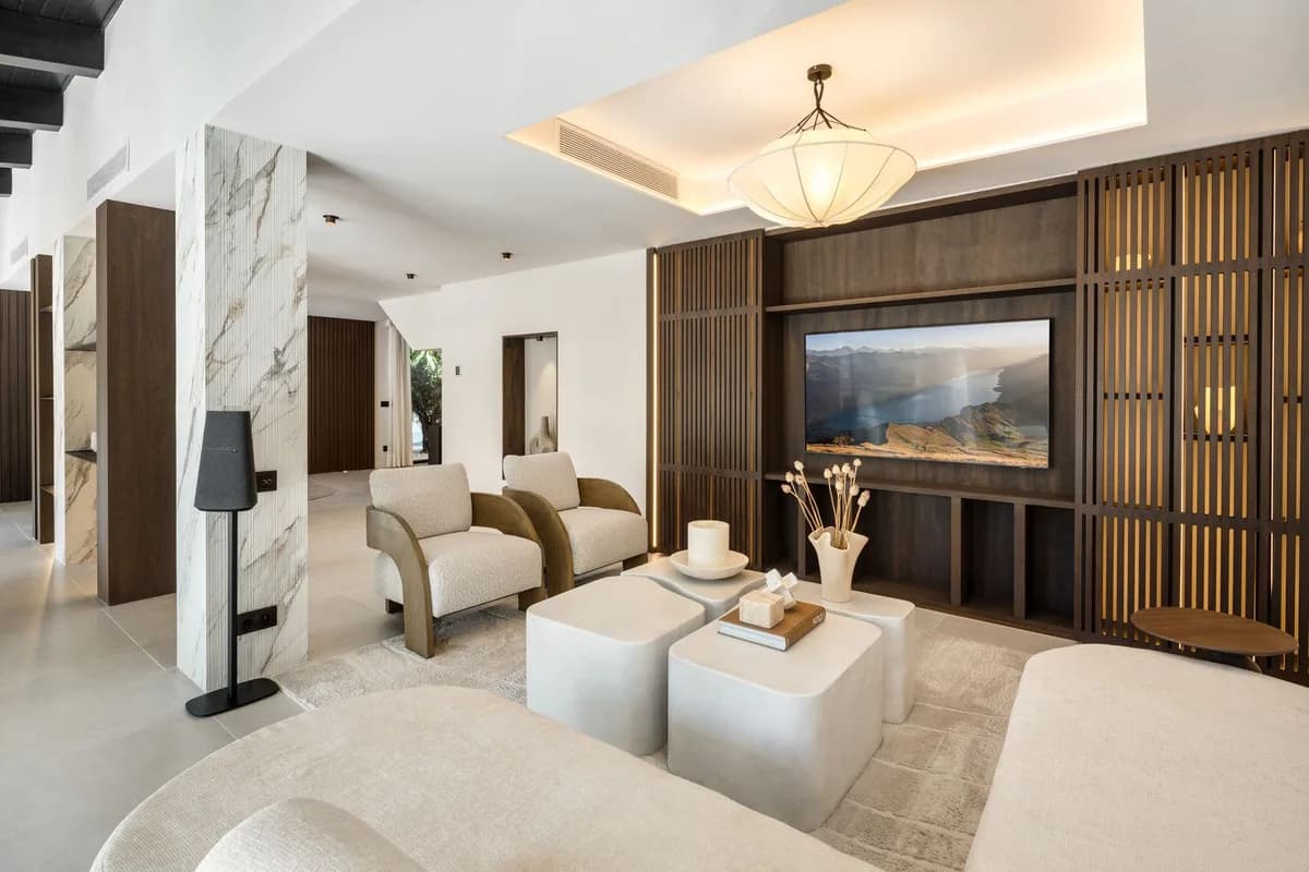 5 Bedroom Detached Villa for Sale in Nueva Andalucía, Málaga - Image 2
