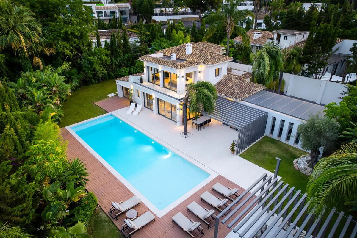 4 Bedroom Detached Villa for Sale in Las Brisas, Málaga