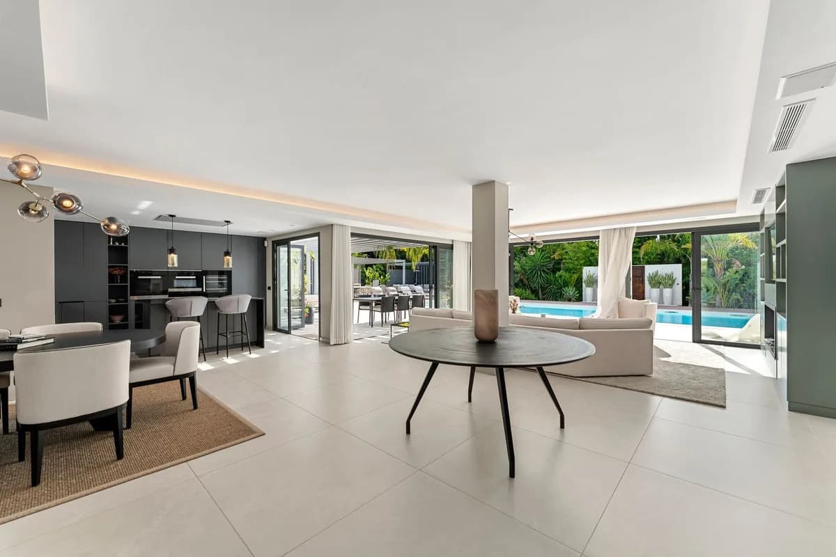 4 Bedroom Detached Villa for Sale in Las Brisas, Málaga - Image 3