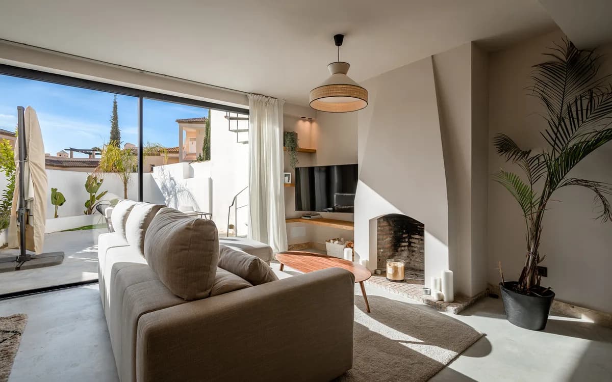 2 Bedroom Townhouse for Sale in Nueva Andalucía, Málaga - Image 2