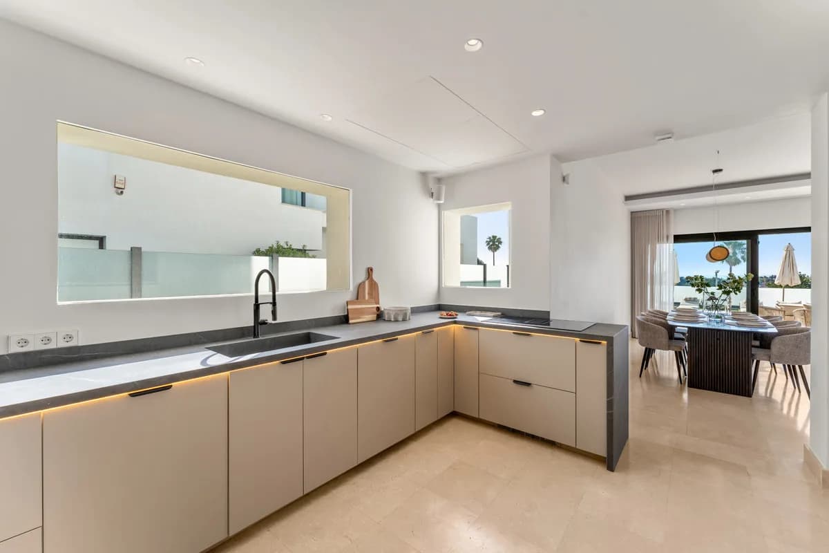 5 Bedroom Detached Villa for Sale in Benahavís, Málaga - Image 2