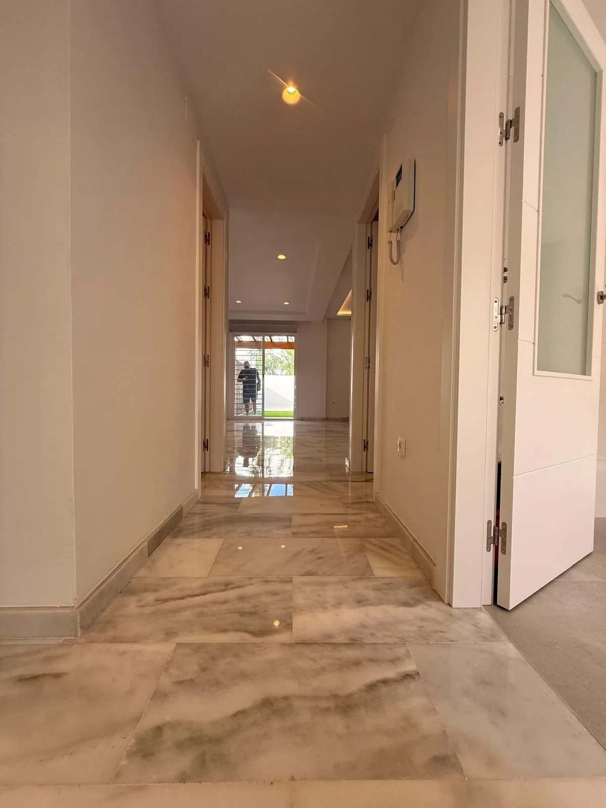 5 Bedroom Semi-Detached House for Sale in Calahonda, Málaga - Image 9