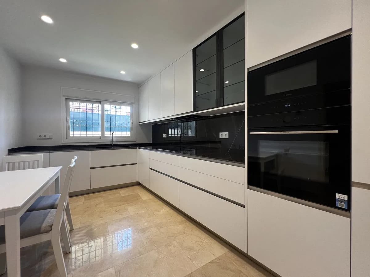 4 Bedroom Townhouse for Sale in Estepona, Málaga - Image 9