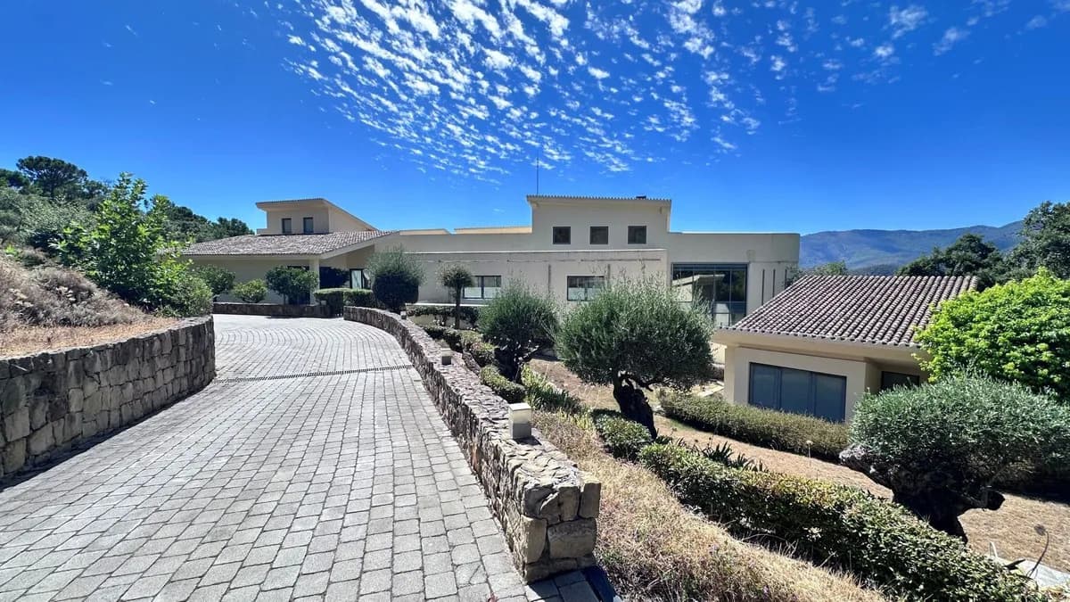 9 Bedroom Detached Villa for Sale in La Zagaleta, Málaga - Image 2