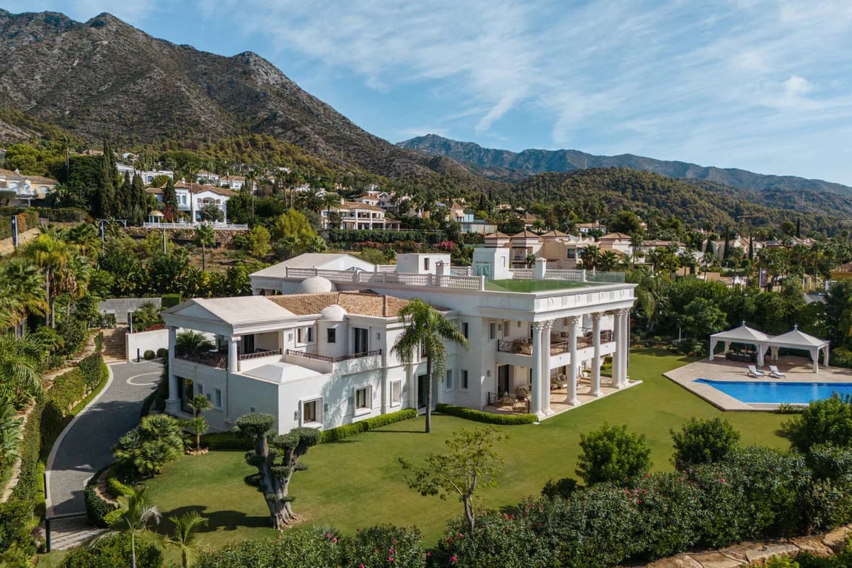 10 Bedroom Detached Villa for Sale in Sierra Blanca, Málaga - Image 3