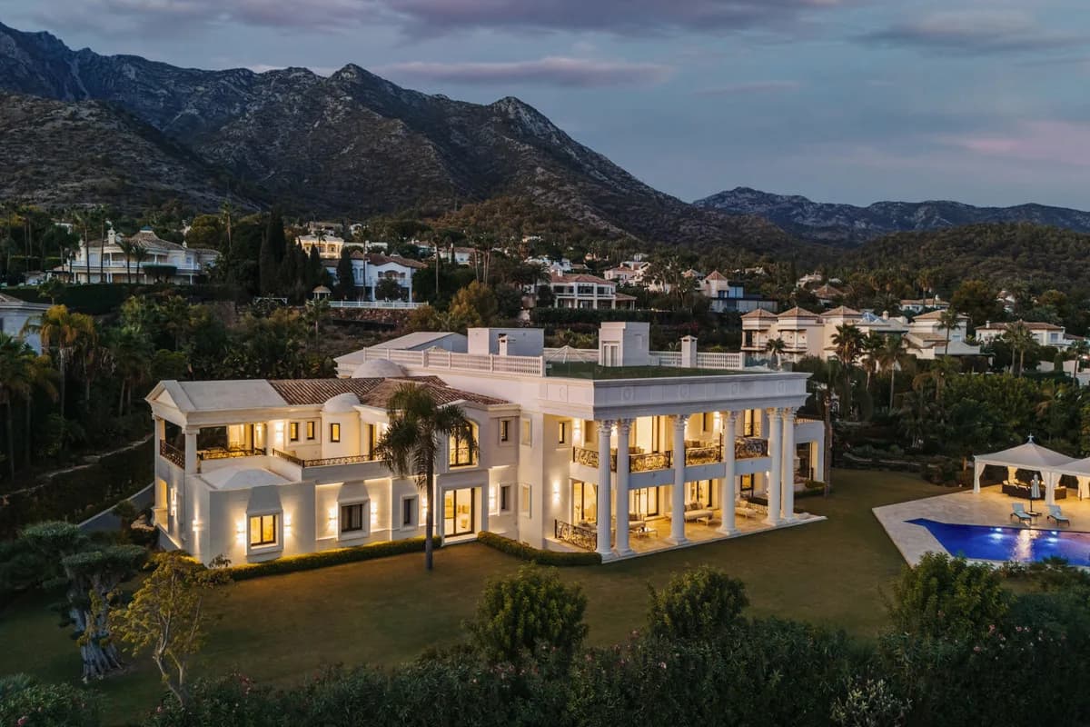 10 Bedroom Detached Villa for Sale in Sierra Blanca, Málaga - Image 4