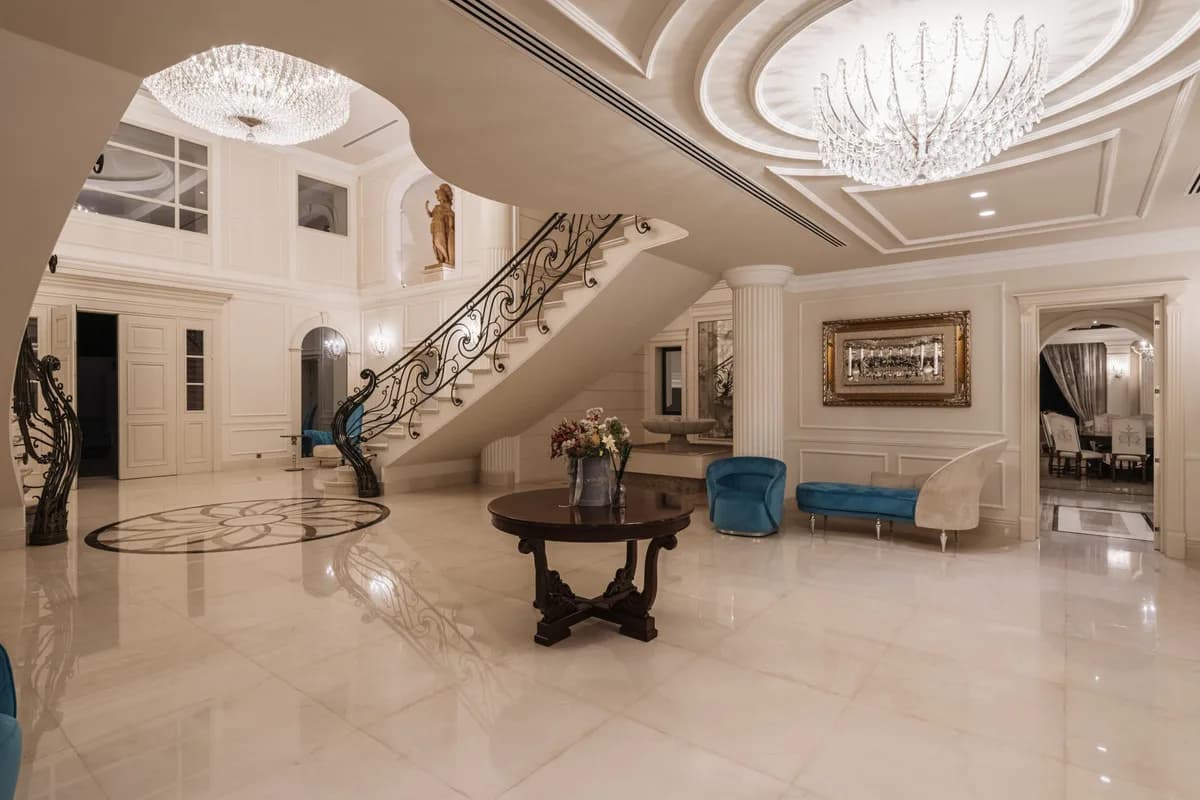 10 Bedroom Detached Villa for Sale in Sierra Blanca, Málaga - Image 9