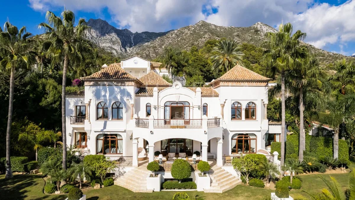 6 Bedroom Detached Villa for Sale in Sierra Blanca, Málaga