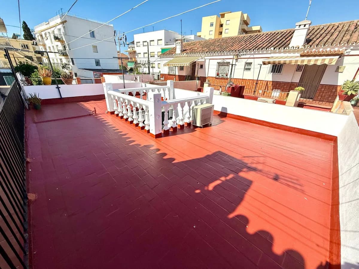 3 Bedroom Semi-Detached House for Sale in Fuengirola, Málaga - Image 2