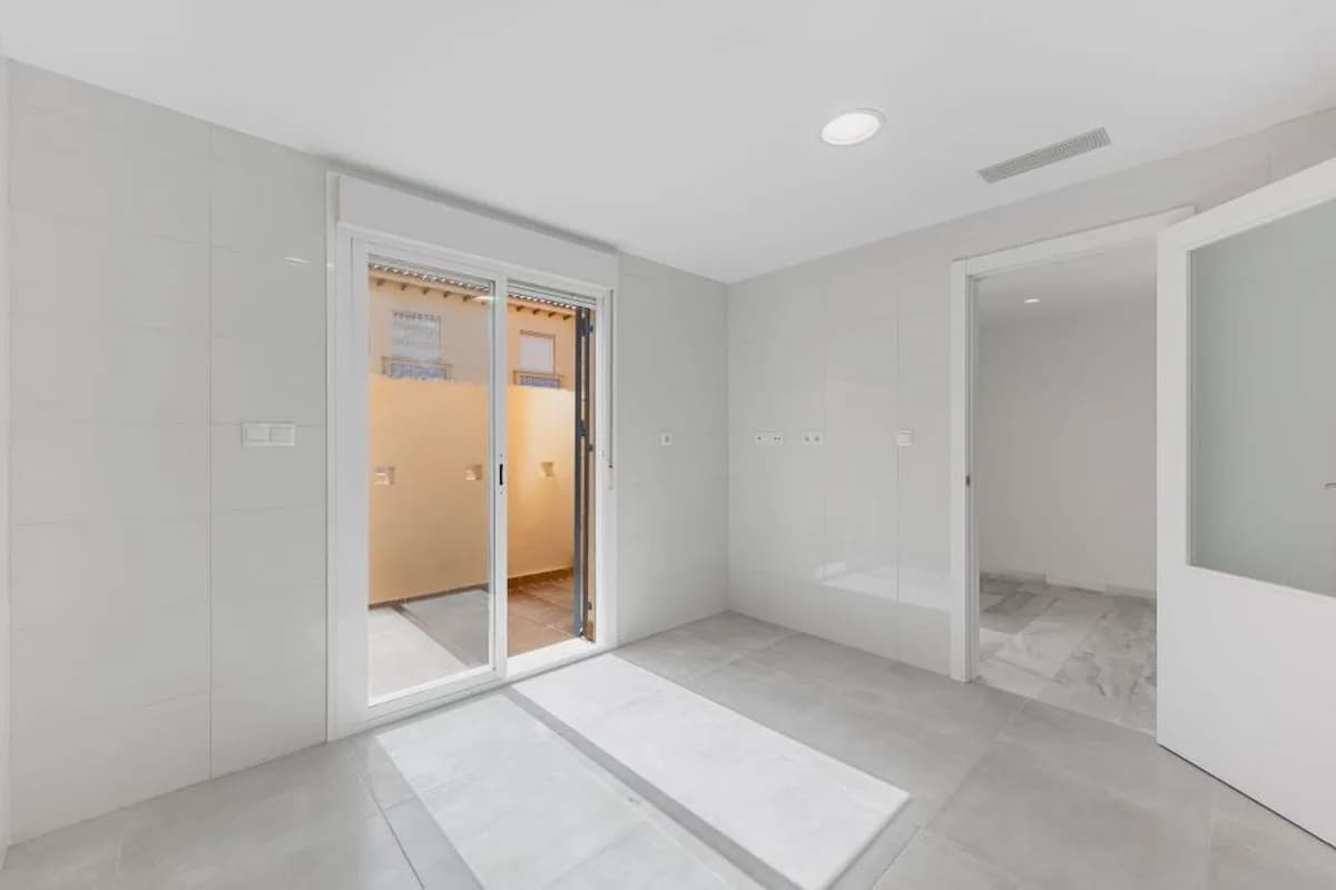 5 Bedroom Semi-Detached House for Sale in Calahonda, Málaga - Image 6