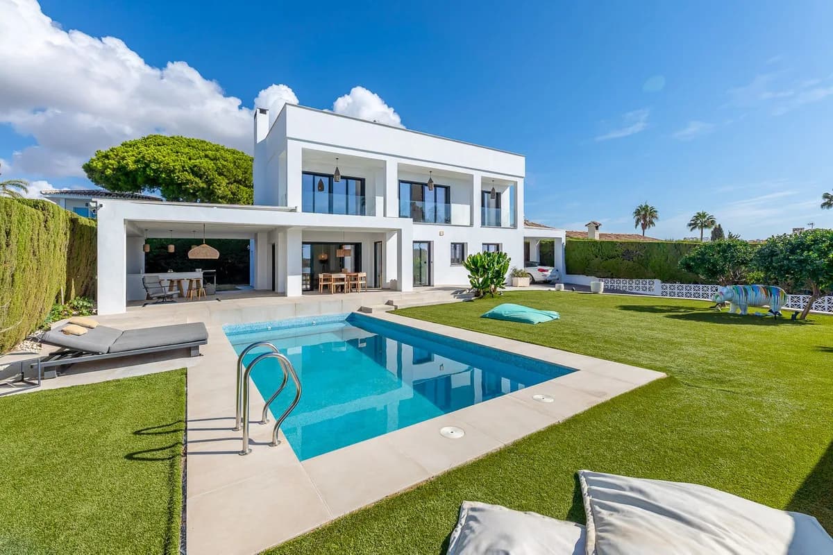 4 Bedroom Detached Villa for Sale in Calahonda, Málaga - Image 3