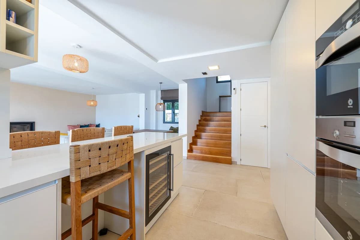 4 Bedroom Detached Villa for Sale in Calahonda, Málaga - Image 7