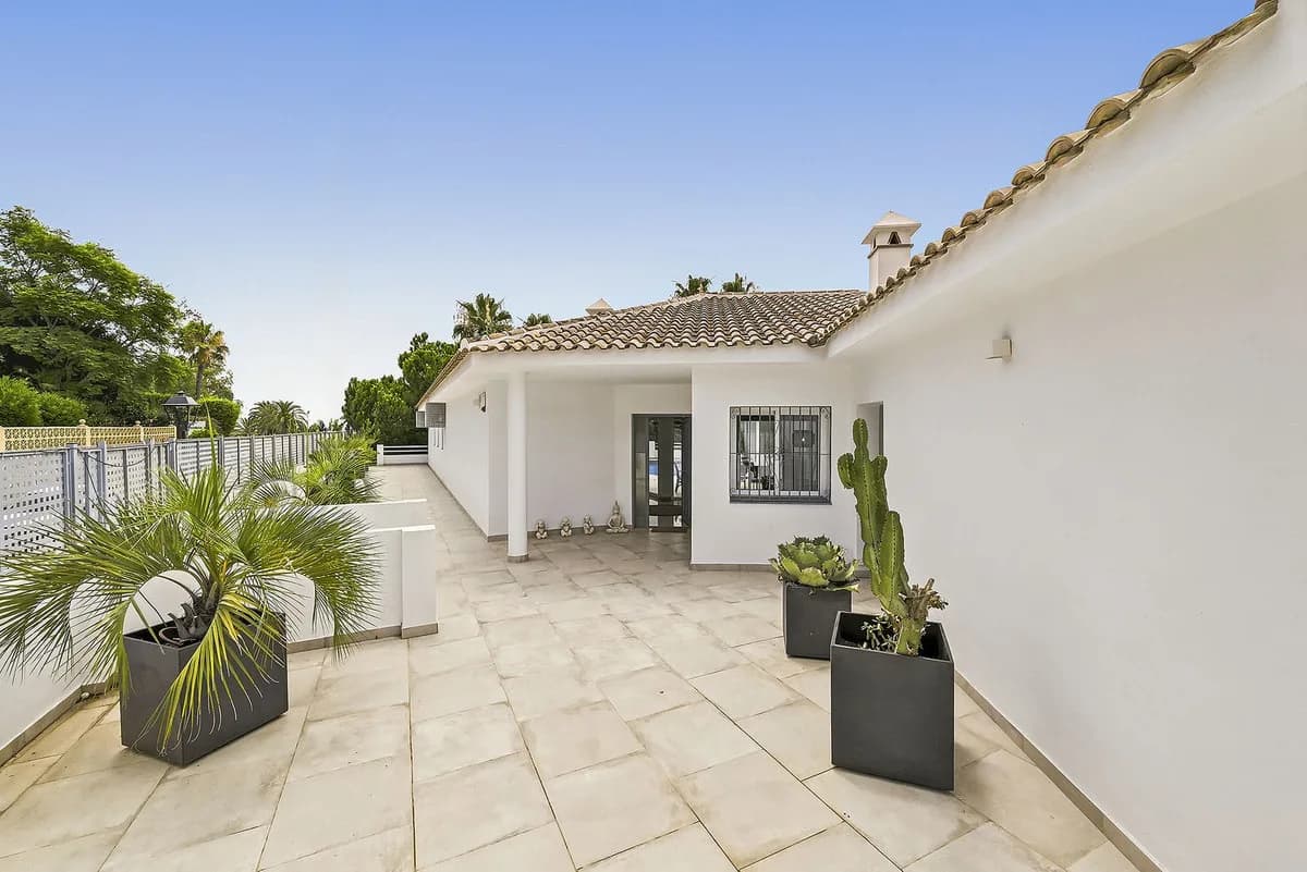5 Bedroom Detached Villa for Sale in Mijas Costa, Málaga - Image 2