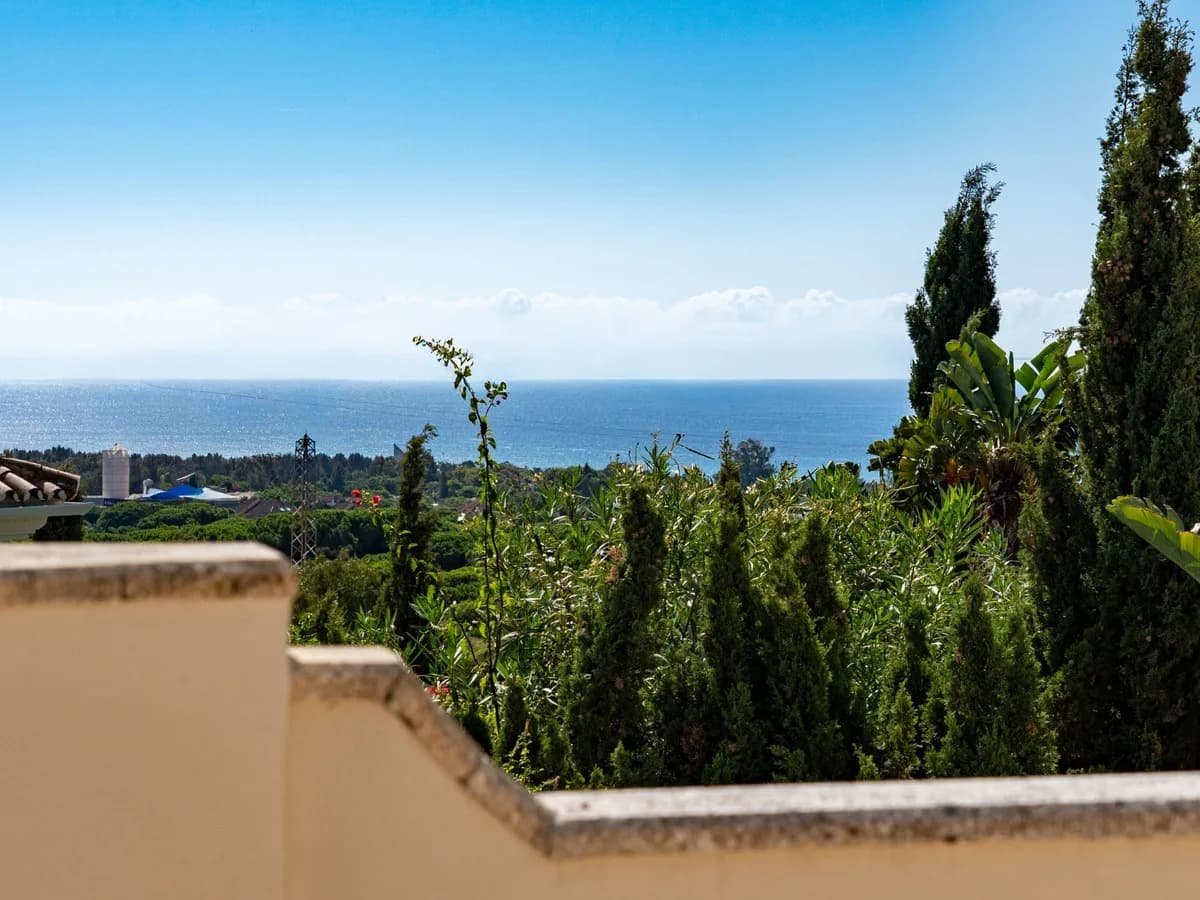5 Bedroom Detached Villa for Sale in El Rosario, Málaga - Image 2