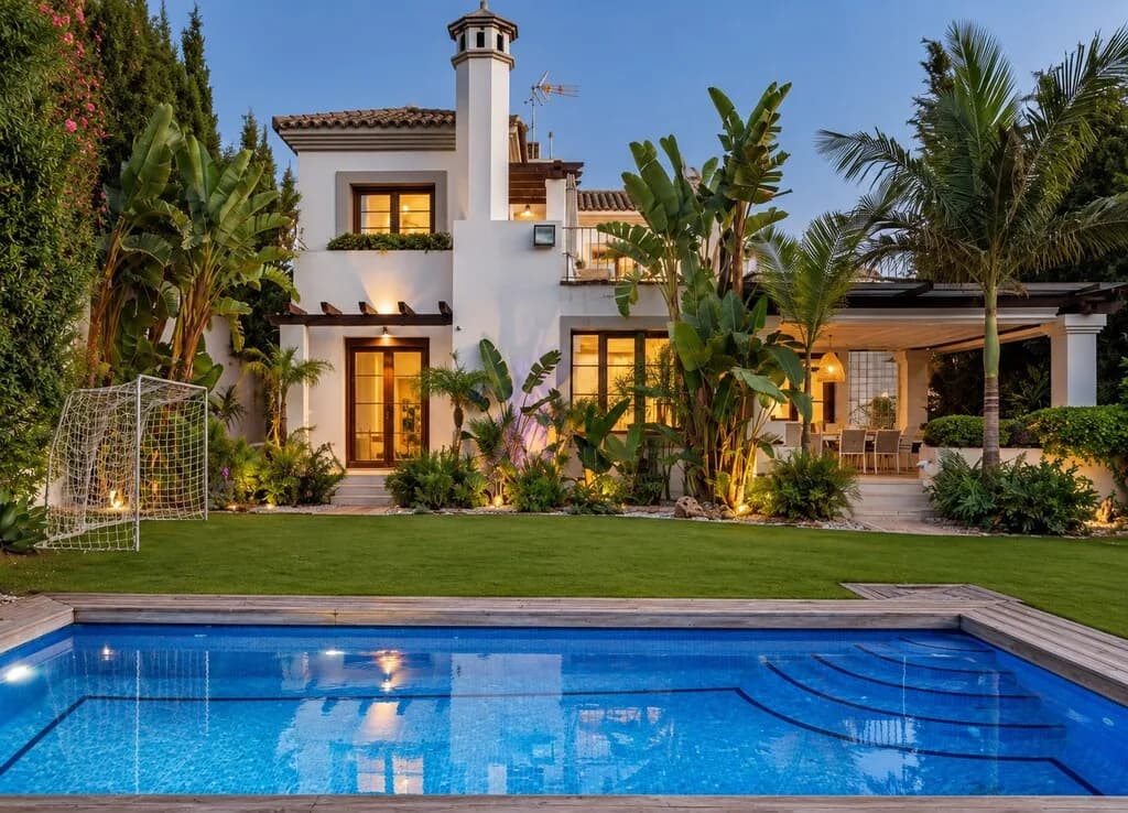 4 Bedroom Detached Villa for Sale in Estepona, Málaga