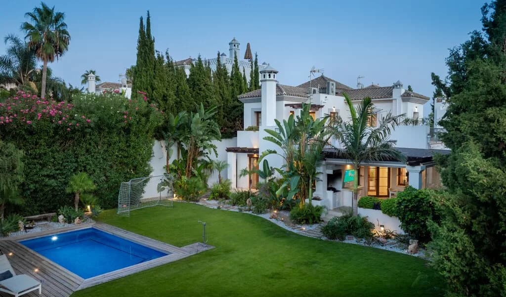 4 Bedroom Detached Villa for Sale in Estepona, Málaga - Image 2