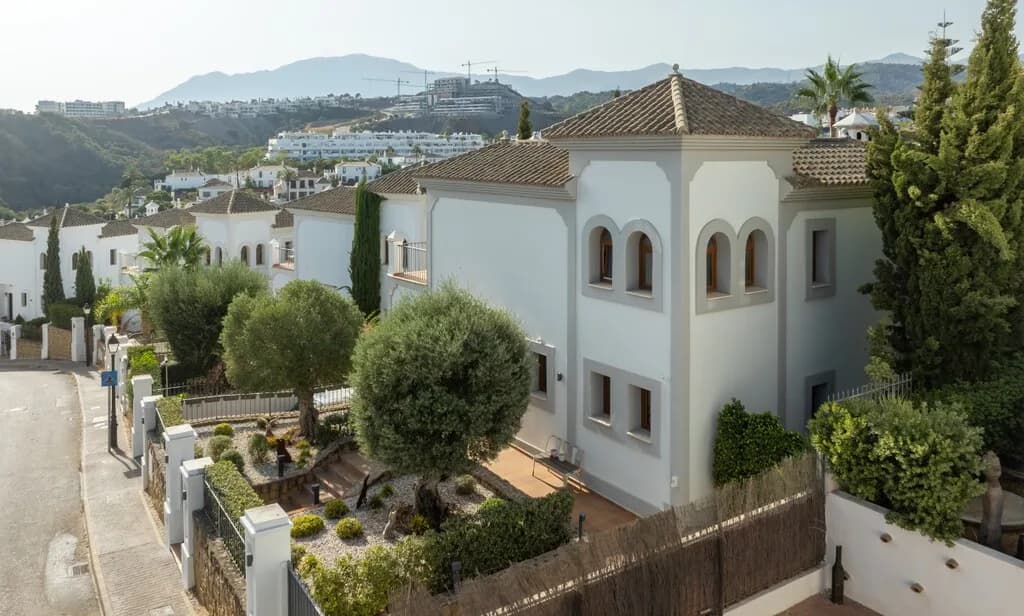 4 Bedroom Detached Villa for Sale in Estepona, Málaga - Image 3