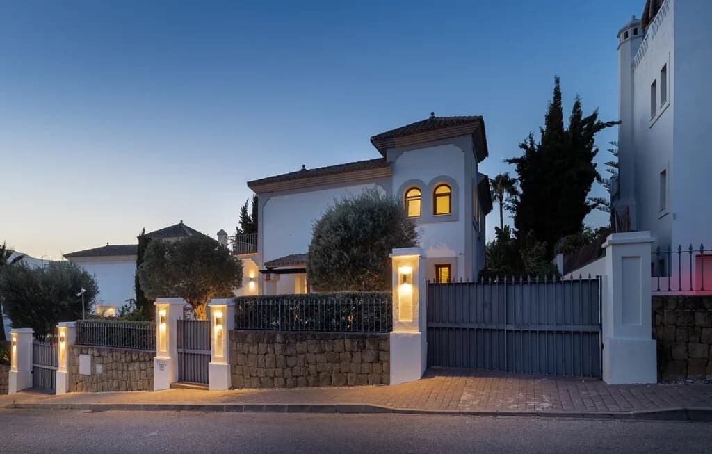 4 Bedroom Detached Villa for Sale in Estepona, Málaga - Image 4
