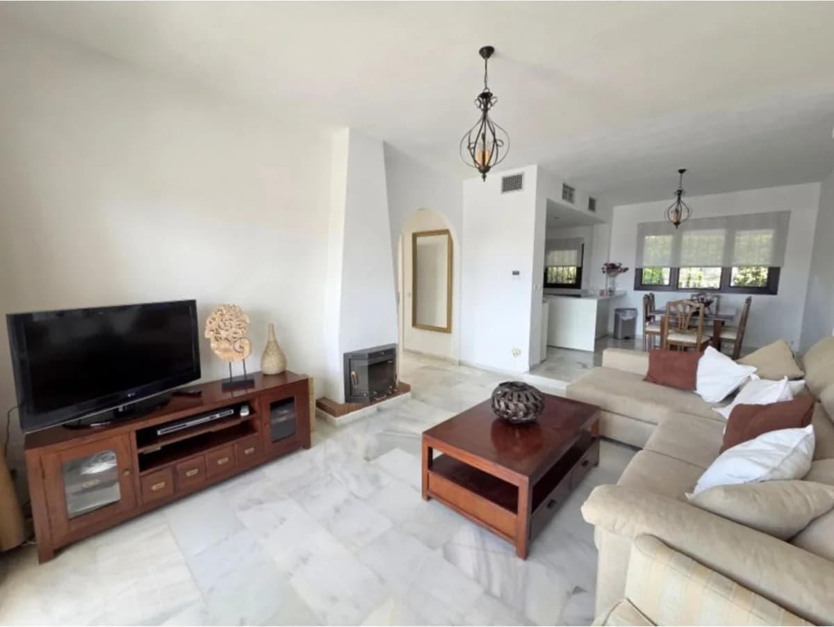 3 Bedroom Townhouse for Sale in La Duquesa, Málaga - Image 2