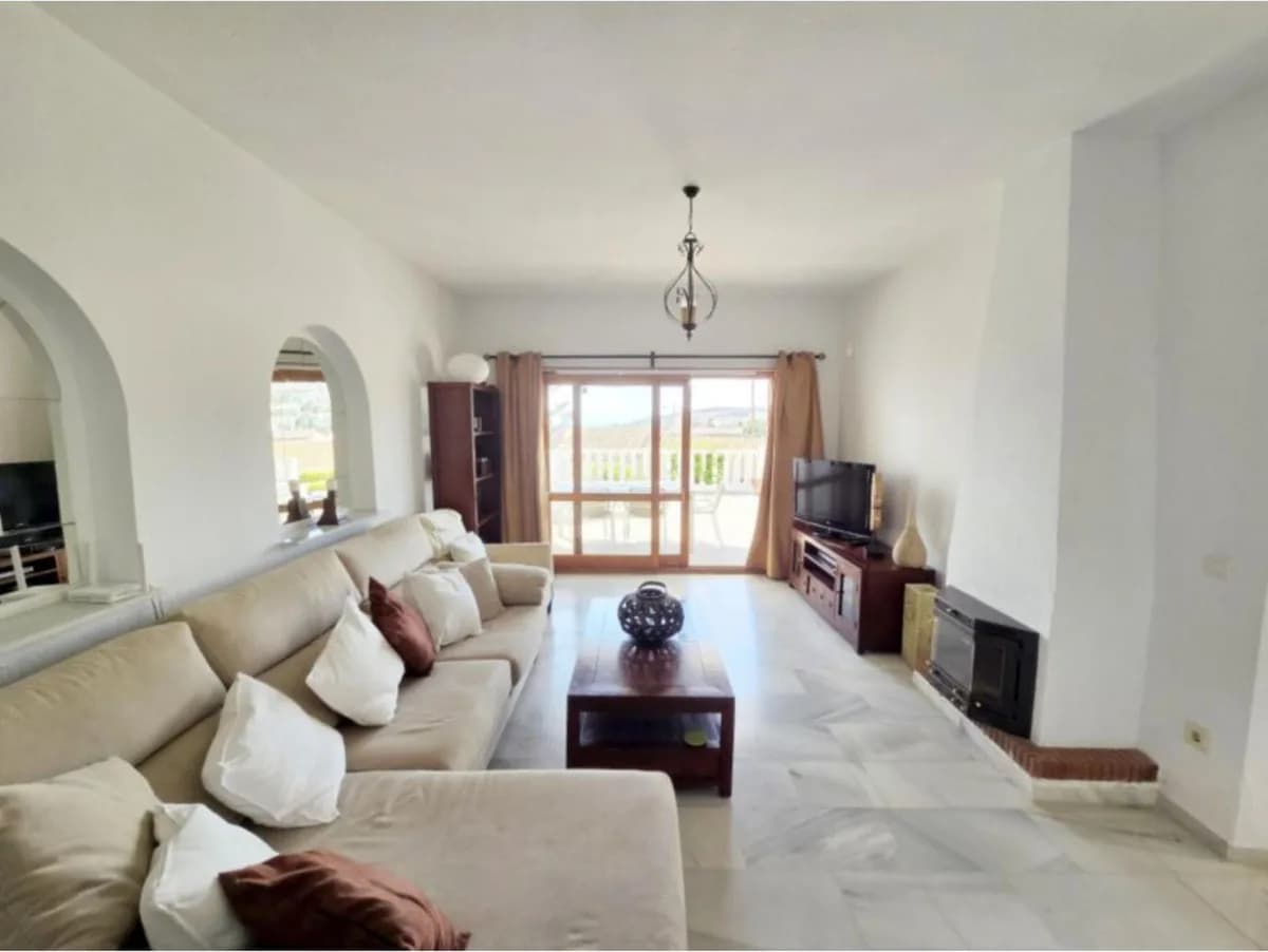 3 Bedroom Townhouse for Sale in La Duquesa, Málaga - Image 4