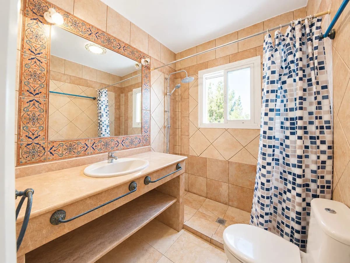 4 Bedroom Detached Villa for Sale in Marbella, Málaga - Image 9
