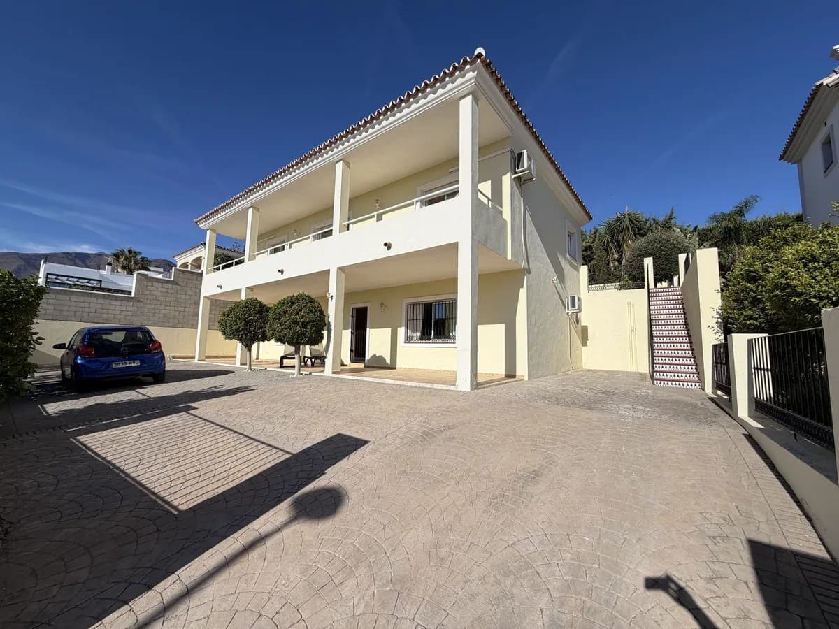 4 Bedroom Detached Villa for Sale in Valle Romano, Málaga
