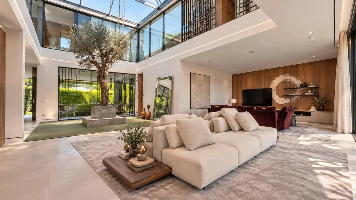5 Bedroom Detached Villa for Sale in The Golden Mile, Málaga - Image 2