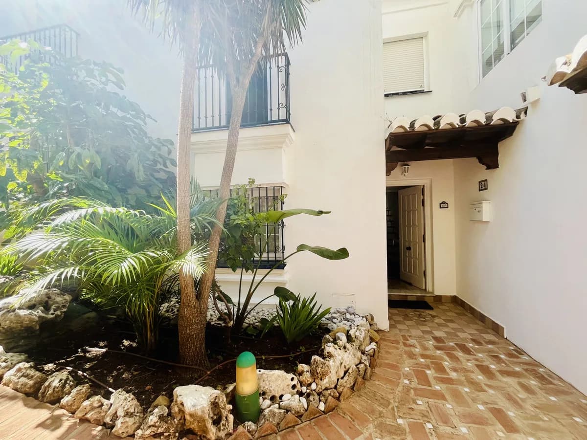 3 Bedroom Townhouse for Sale in The Golden Mile, Málaga - Image 2
