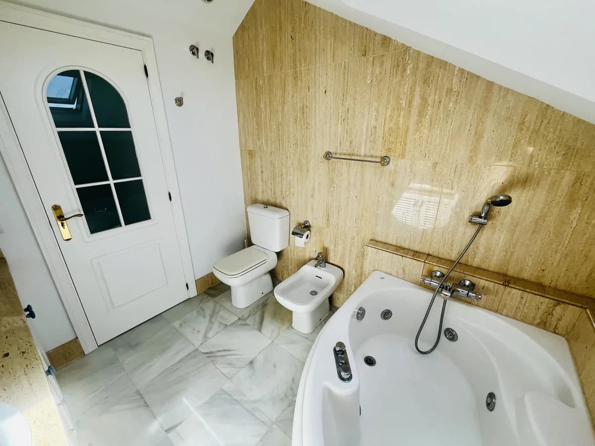 3 Bedroom Townhouse for Sale in The Golden Mile, Málaga - Image 9