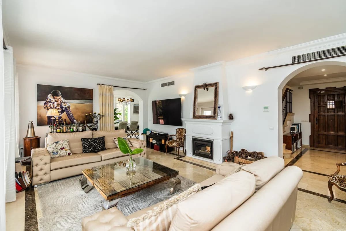 4 Bedroom Detached Villa for Sale in Istán, Málaga - Image 3