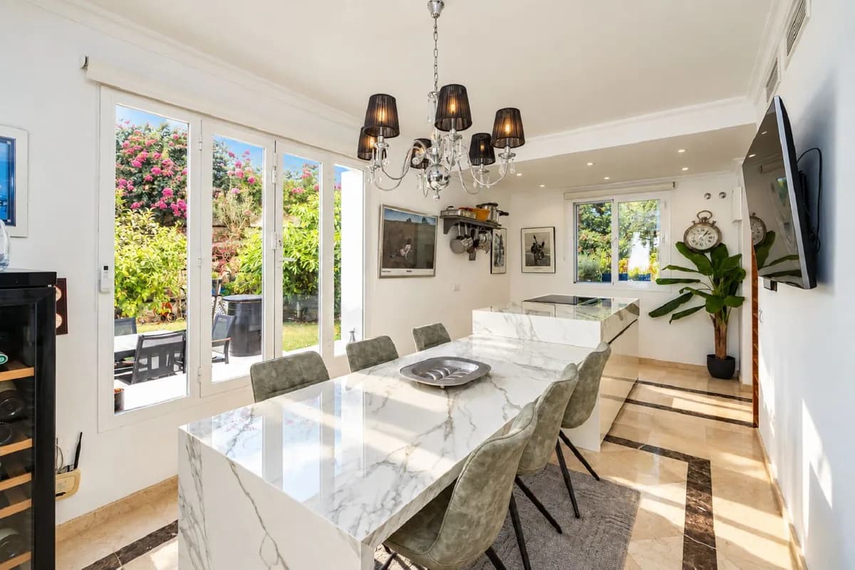 4 Bedroom Detached Villa for Sale in Istán, Málaga - Image 4