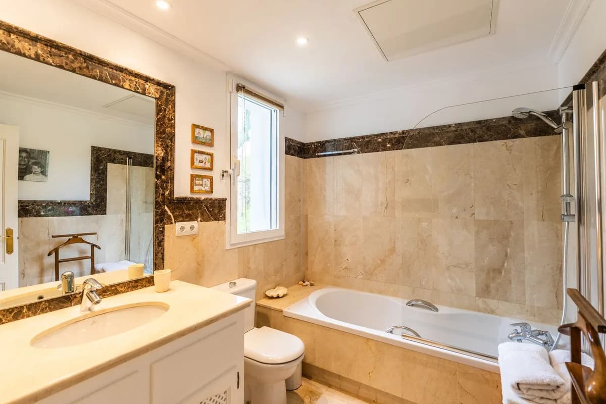 4 Bedroom Detached Villa for Sale in Istán, Málaga - Image 8