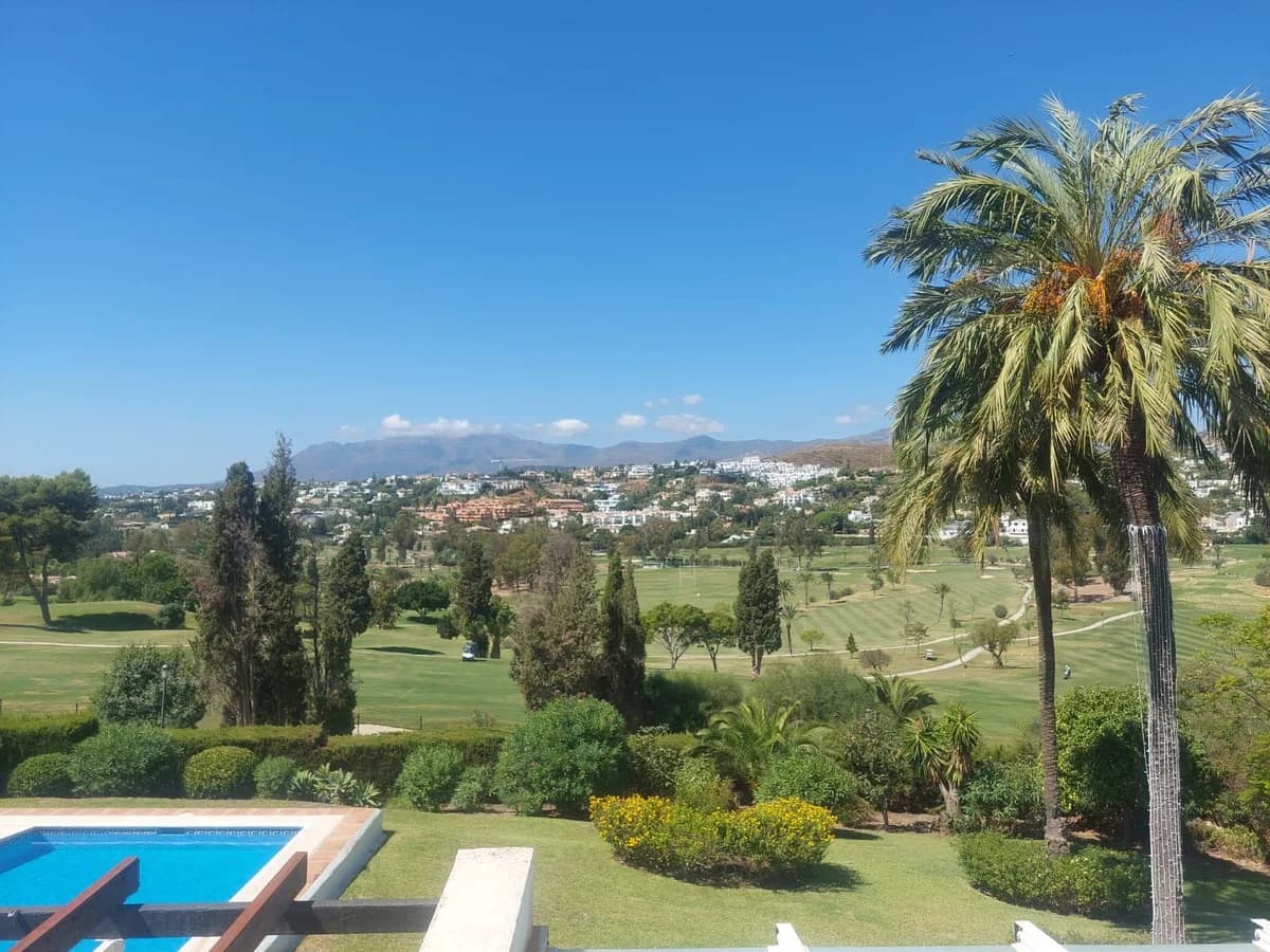 3 Bedroom Townhouse for Sale in El Paraiso, Málaga - Image 3